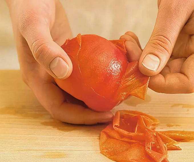 Как снять кожуру с помидора: 6 быстрых способов