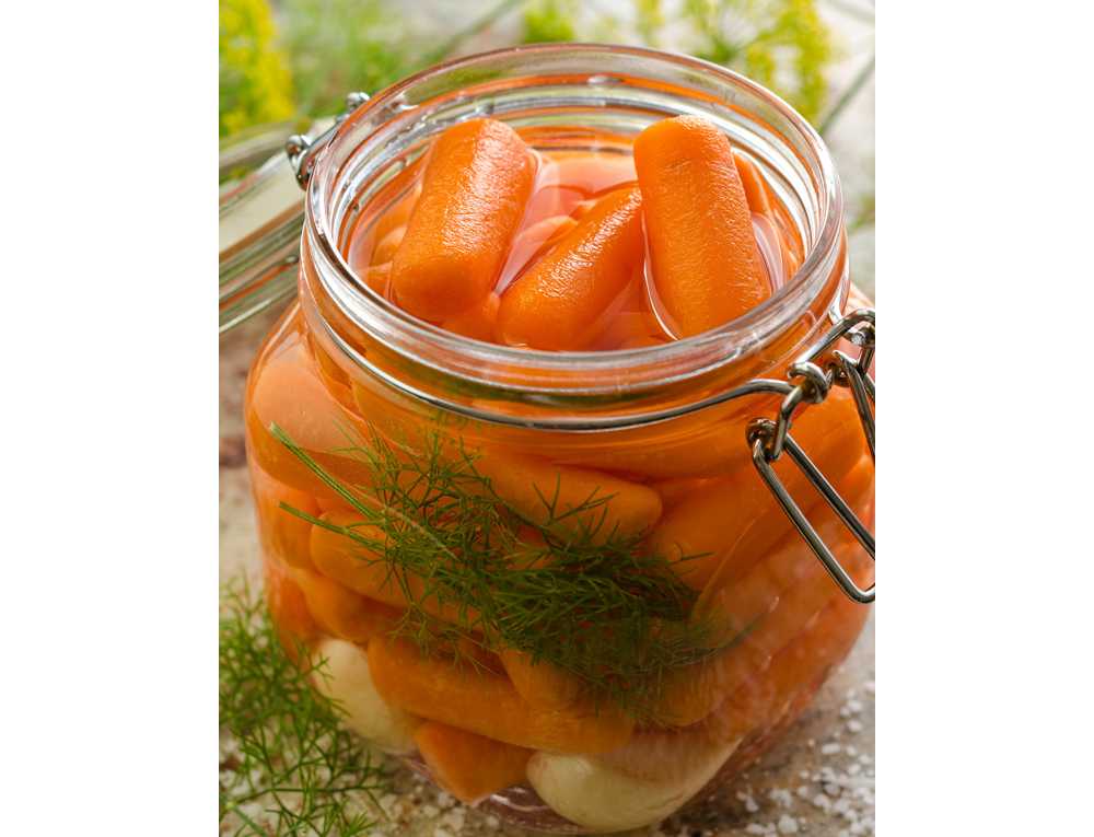 Морковь в соленой воде. Маринованная морковь. Консервированная морковка. Морковка кубиками для салатов в банках на зиму. Консервированое морковь.