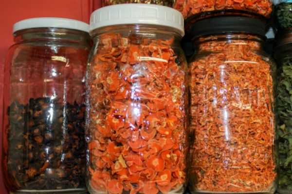 Сушеная морковь: можно ли сушить на зиму, польза сухой морковки, способы приготовления и применения