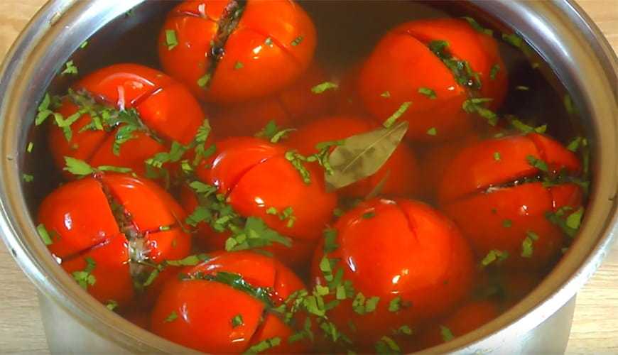 Рецепт помидор с чесноком и морковью. Помидоры армянчики быстрого. Помидоры малосольные быстрого. Малосольные помидоры с чесноком. Помидоры малосольные с зеленью.