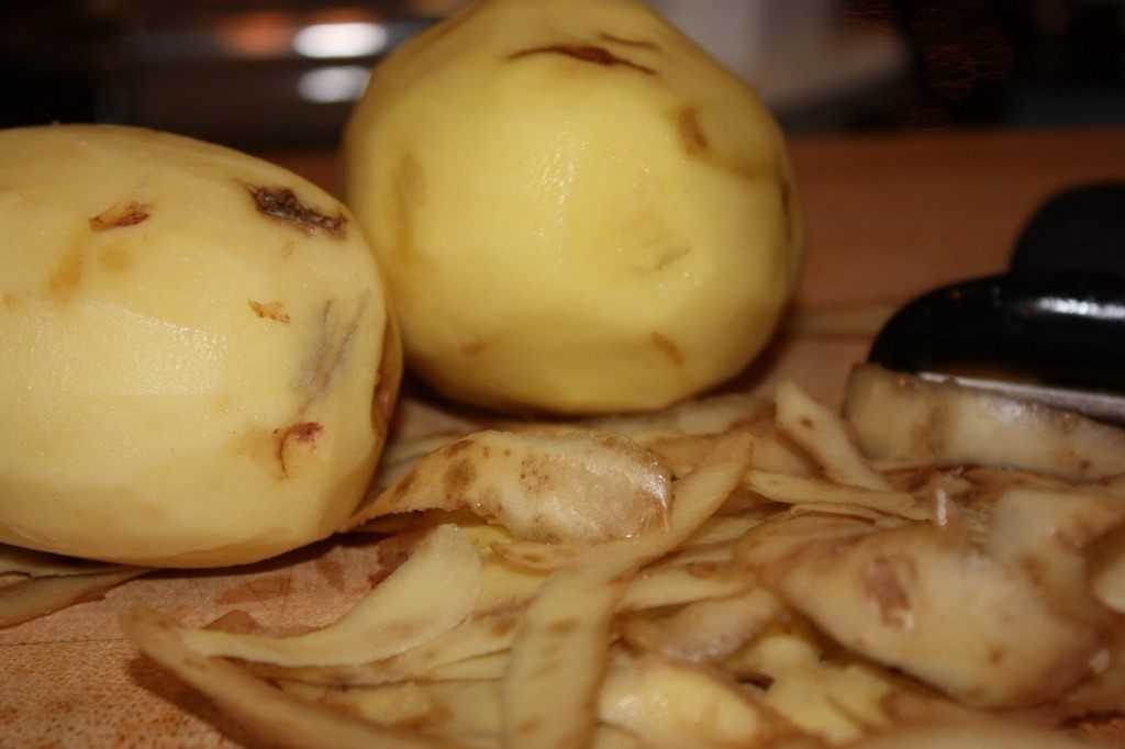 Почему картошка розовеет после чистки