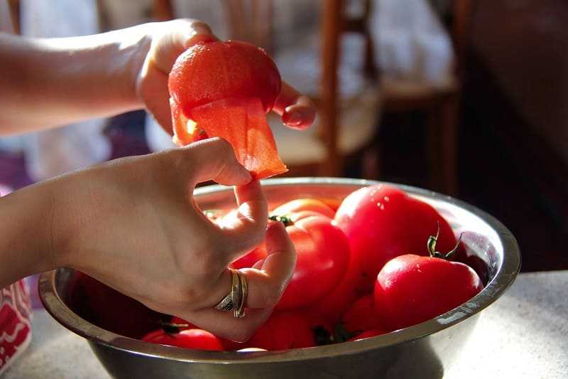 Различные способы, как снять кожуру с помидора – быстрая бланшировка
