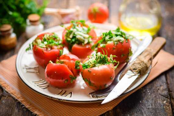 Малосольные помидоры быстрого приготовления — 6 элементарных рецептов вкусной закуски с зеленью и чесноком