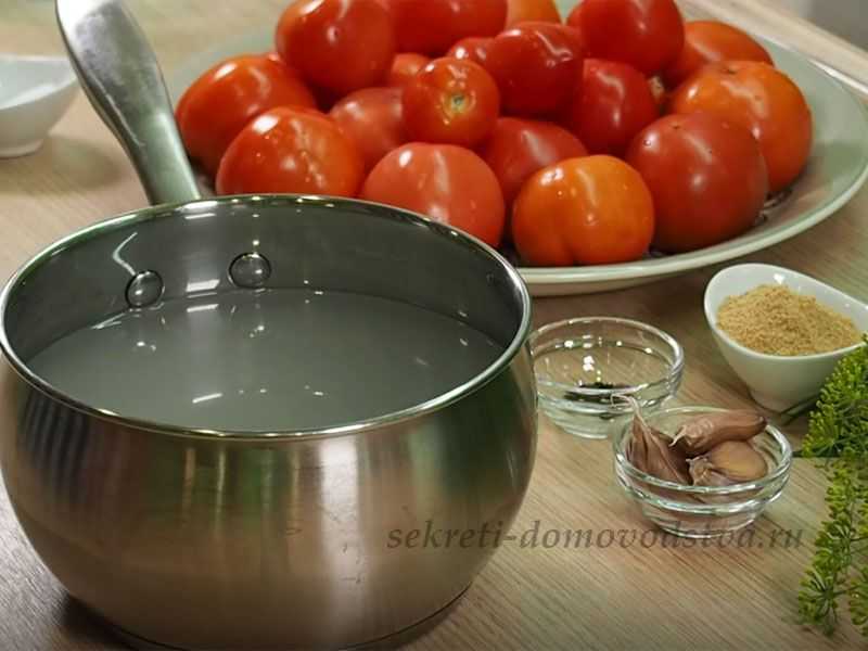 Помидоры холодной водой. Засолка помидоров в кастрюле холодным способом. Помидоры бурые соленые в кастрюле вкусный. Томаты в воде. Как посолить помидоры в кастрюле холодным способом.