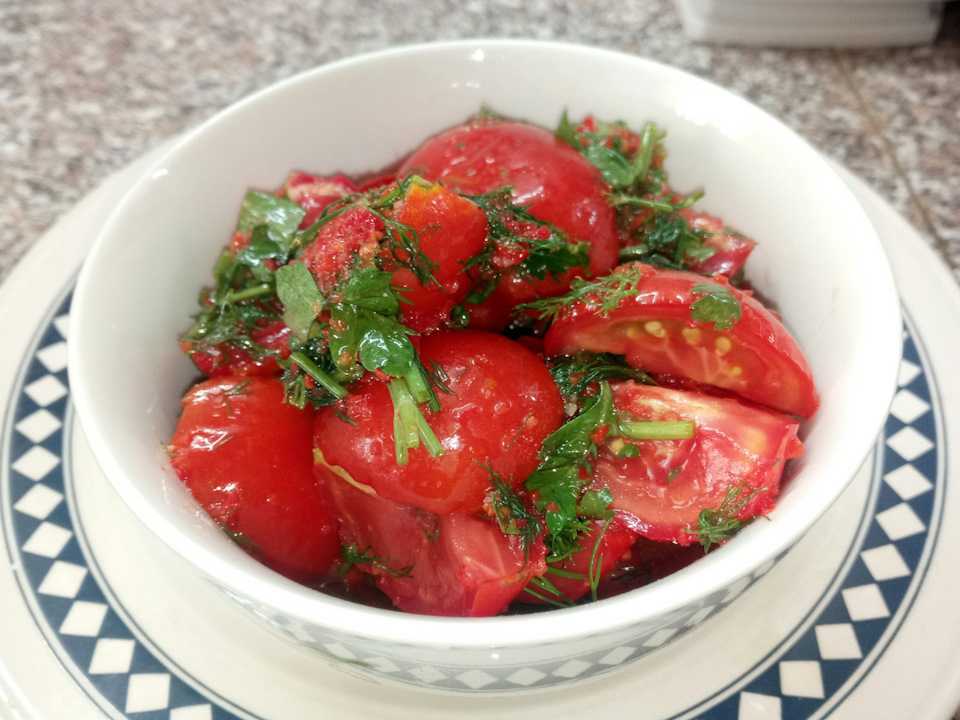 Рецепты приготовления малосольных помидор с чесноком и укропом