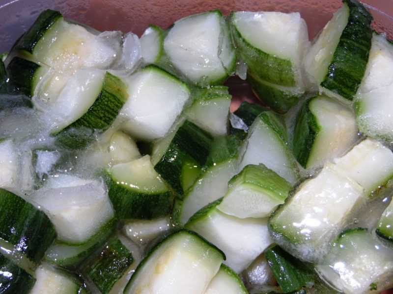 Как правильно заморозить кабачки на зиму свежими: способы заготовки овощей и отзывы