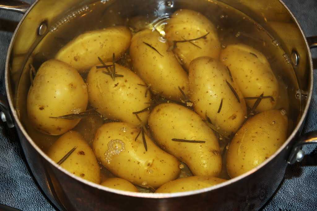 Почему картошка розовеет после чистки