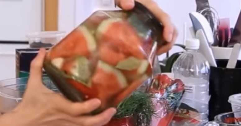 Моченые арбузы в кастрюле: рецепт как сделать в банках в домашних условиях кусочками, в кастрюле, молдавский способ с яблоками и зеленью, полезные свойства