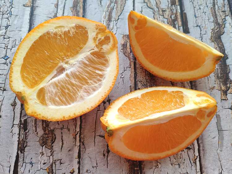 Польза апельсина для мужчин. Порезанный апельсин. Нарезанный апельсин. Апельсин пополам. Чем полезен апельсин.