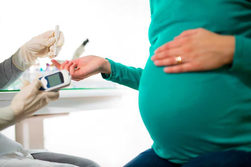Арбуз при беременности: польза и вред для будущих мам и их малышей