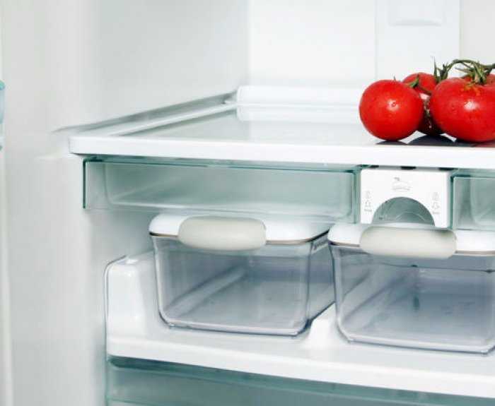 Хранить помидоры в холодильнике. Как хранить помидоры в холодильнике. Можно ли держать помидоры в холодильнике. Почему томат быстро пропадает в холодильнике? Как его хранить?. There are some tomatoes in the fridge