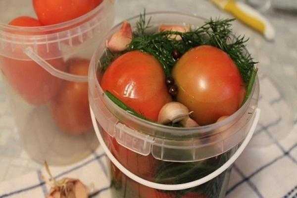 Как засолить помидоры на зиму в банках - 6 рецептов заготовок