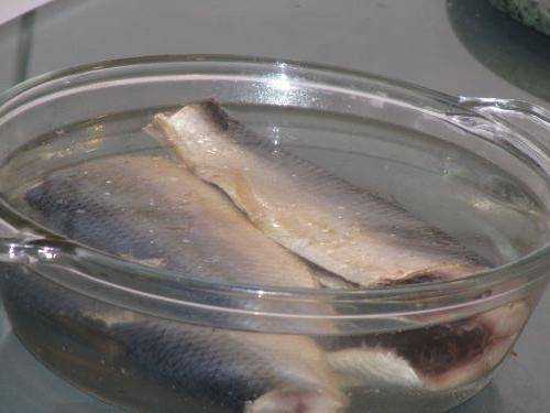 Почему опасно солить капусту, сало, рыбу в посуде из алюминия?