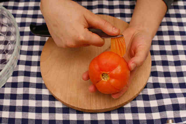 Как снять кожуру с помидора: очистить быстро от шкурки, бланшировка кипятком и в микроволновке, видео