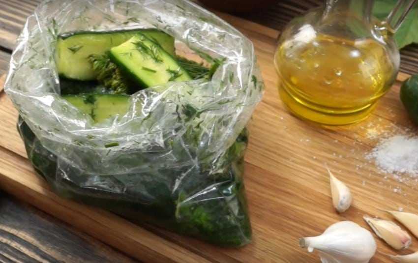 Малосольные огурцы в пакете с чесноком и зеленью быстрого приготовления