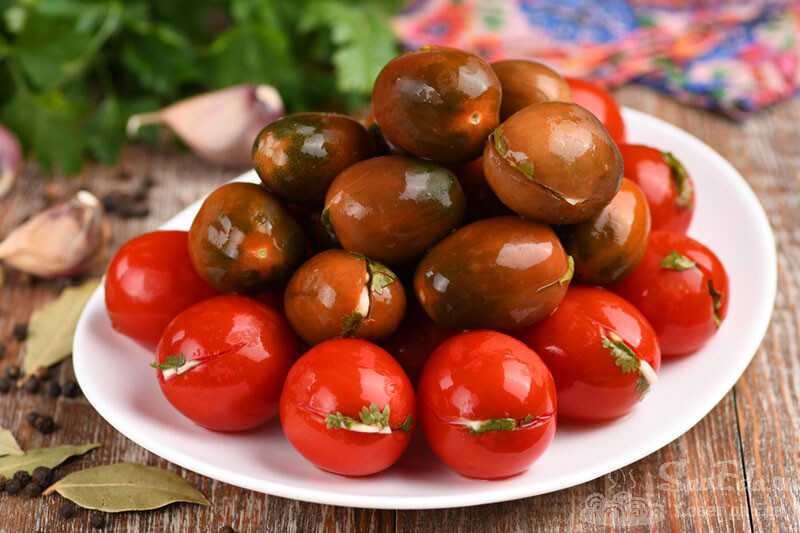 Малосольные помидоры быстрого приготовления — 6 элементарных рецептов вкусной закуски с зеленью и чесноком
