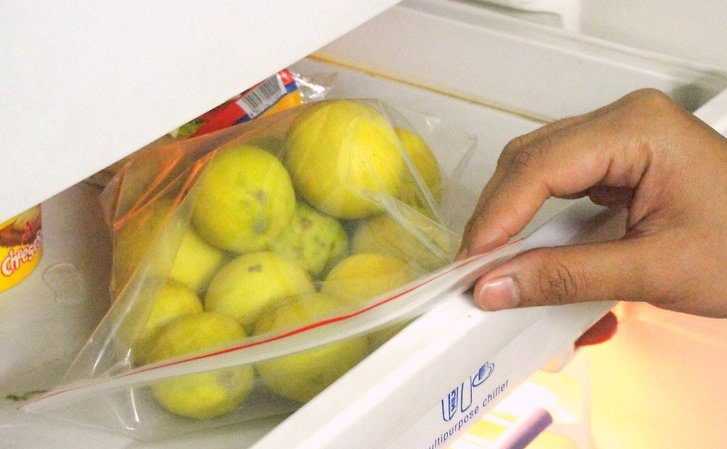 Как сохранить лимон в холодильнике. Лимон в холодильнике. Лимоны в пакете. Для хранения лимона. Контейнер для хранения нарезанного лимона.