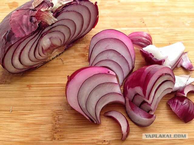 Украшения из красного лука