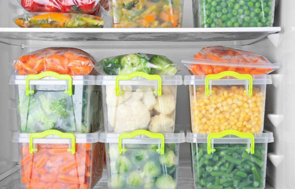 Можно ли хранить лук в холодильнике и где лучше его хранить?
