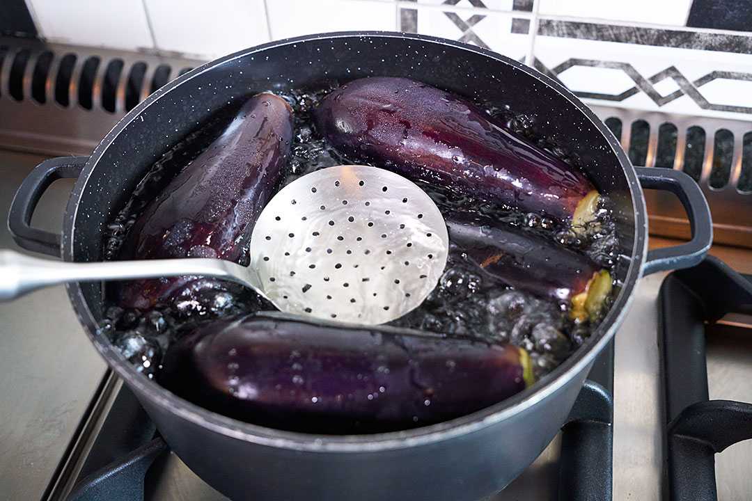 Как убрать горечь из баклажанов перед готовкой. способы избавления от горечи в баклажанах