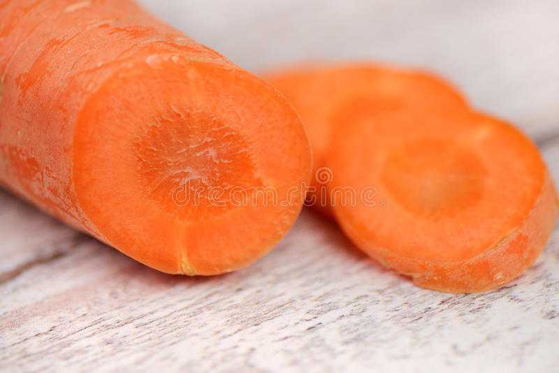 Почему вырастает белая морковь, а не оранжевая?