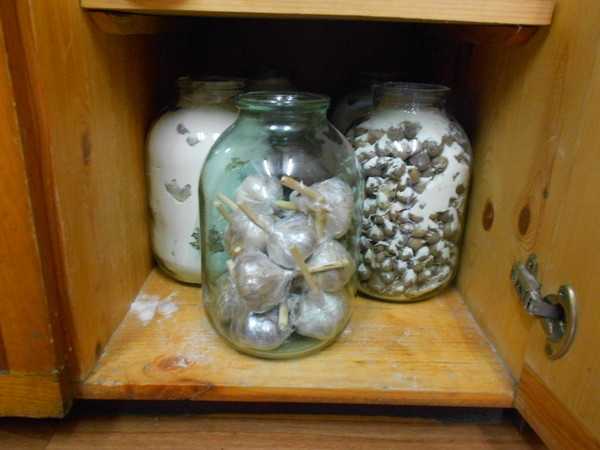 Хранение чеснока в стеклянных банках с солью или мукой. как сохранить чеснок до нового урожая