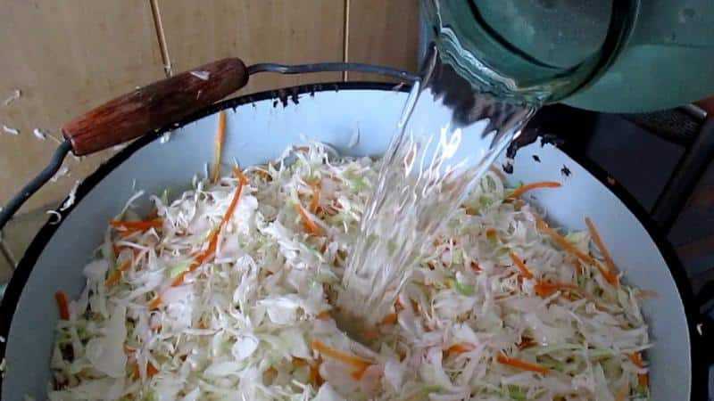 Рецепт квашеной капусты на зиму в ведре