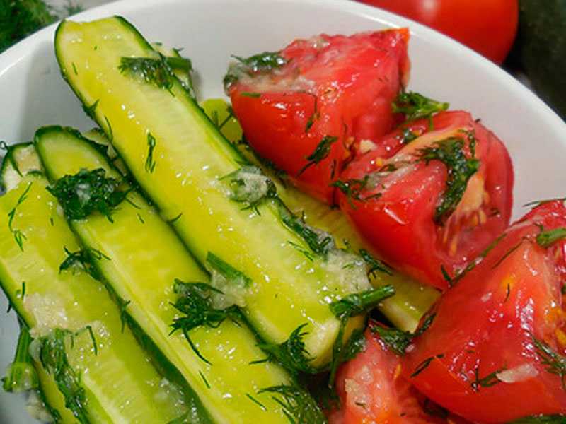 Малосольные помидоры с чесноком и зеленью - 7 рецептов быстрой и вкусной закуски