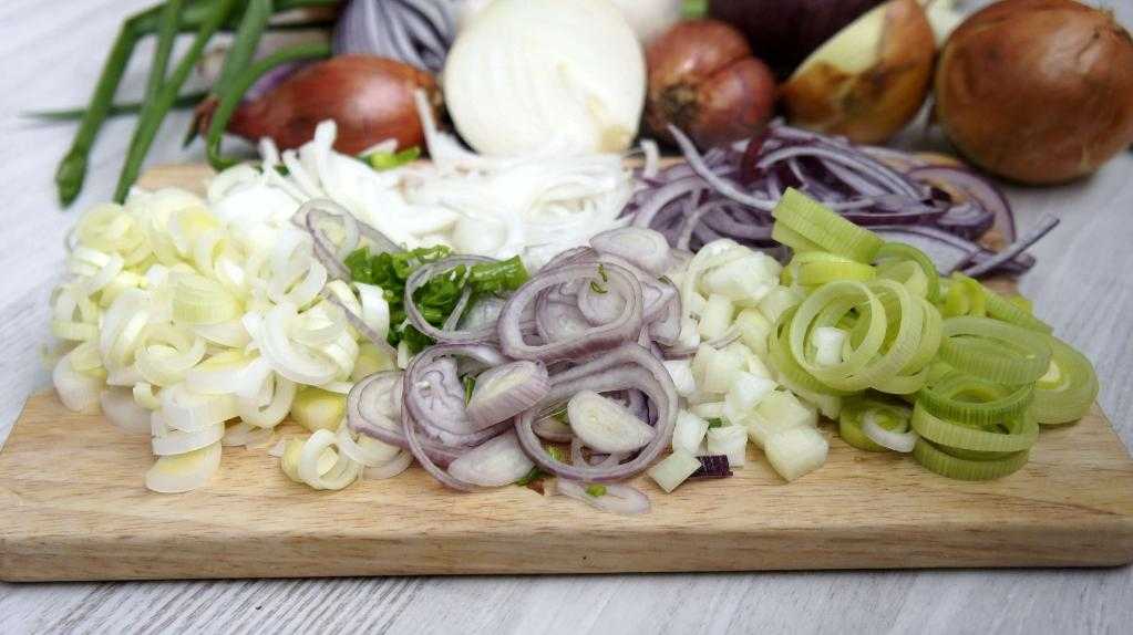 Как порезать лук, чтобы не плакать
