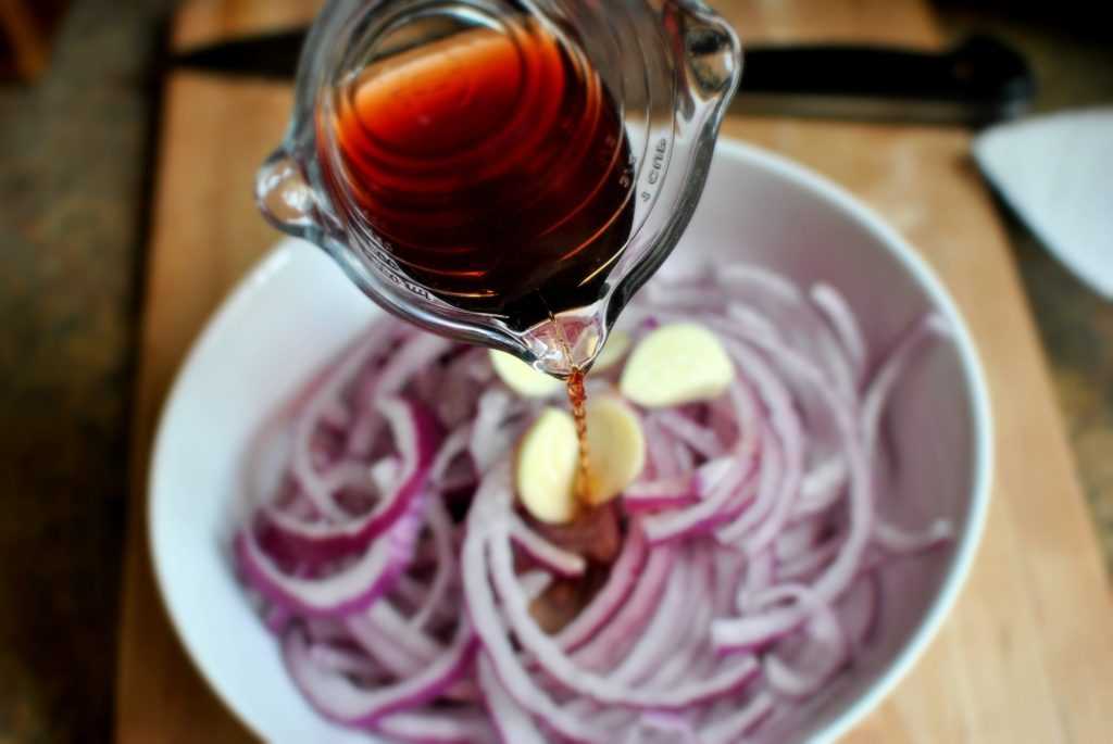 Маринуем вкусный, хрустящий лук к шашлыку и салатам — быстрые рецепты с уксусом и не только